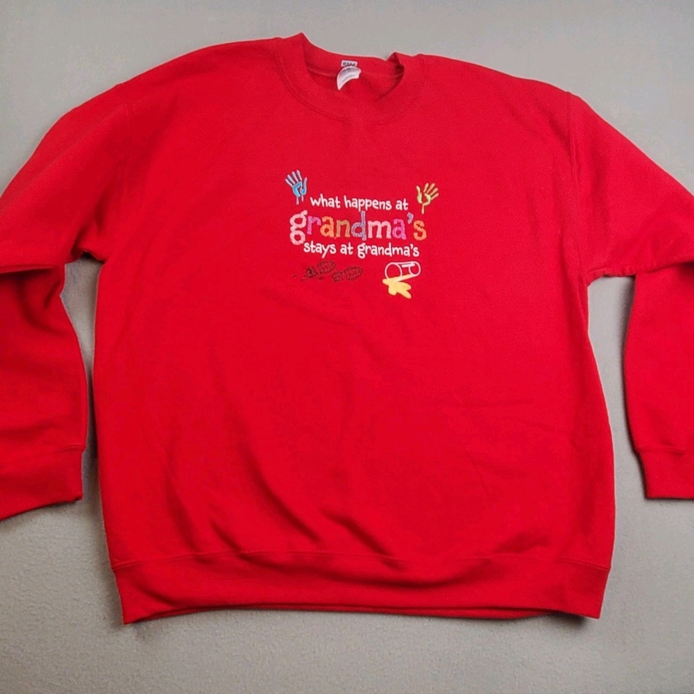 Gildan Heavy Blend Red Crewneck Sweatshirt Embroidered "Grandma's House" Large - Picture 2 of 8
